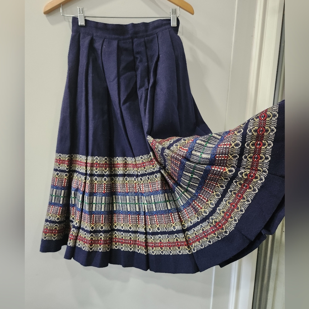 Stunning Vintage Wool Navy Blue Embroidered Pleated Skirt 26" Waist